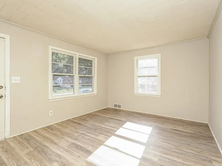 1006 E Devonshire St — Photo 21