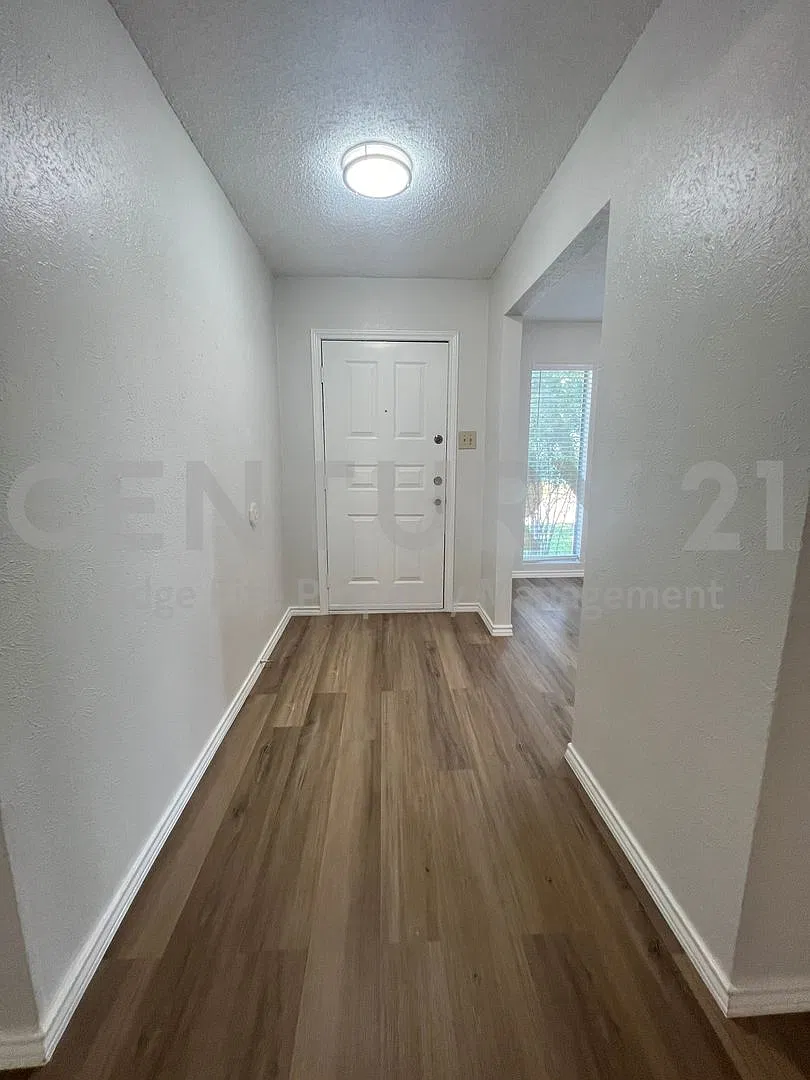 Roomy 3/2/2 in Plano For Rent! — Photo 3