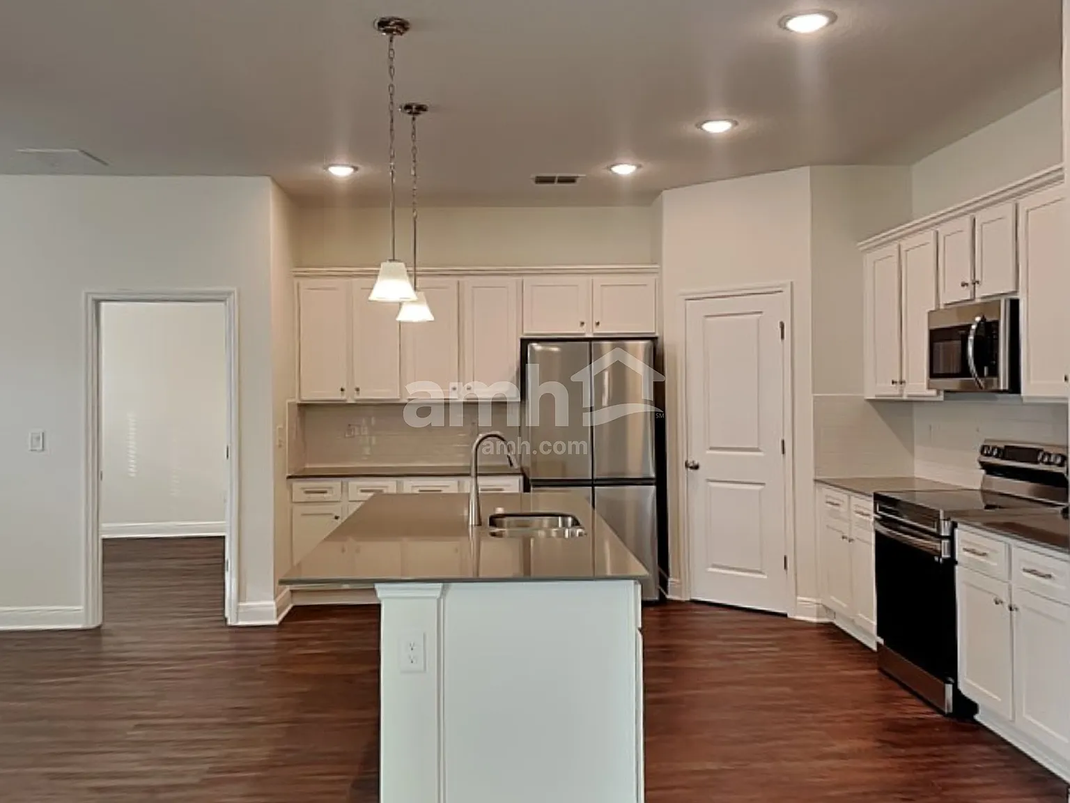 3 bed, 2.0 bath, 1700 sqft, $2,370 — Photo 3