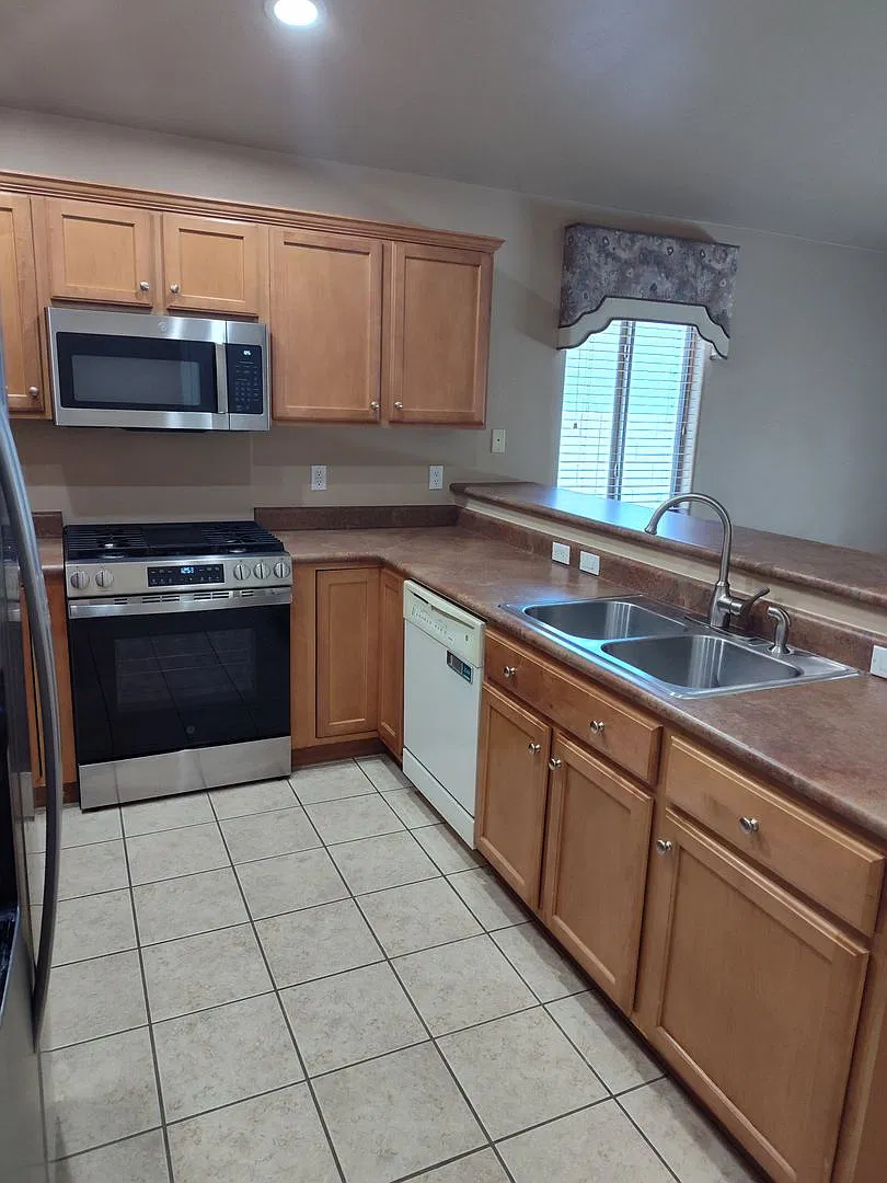 Spacious 4-Bedroom Home with 2-Car Garage & Large Enclosed Backyard in Desert Willow Estates! — Photo 4