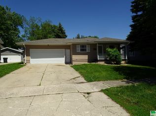 717 8th St, Sheldon, IA 51201