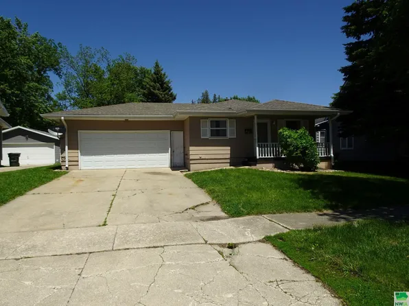 717 8th St, Sheldon, IA 51201