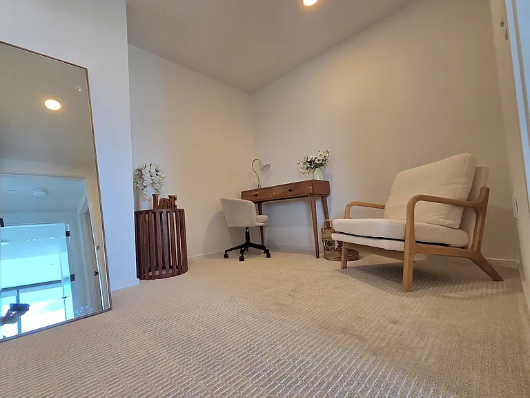 Large Den, can be 2nd bedroom
