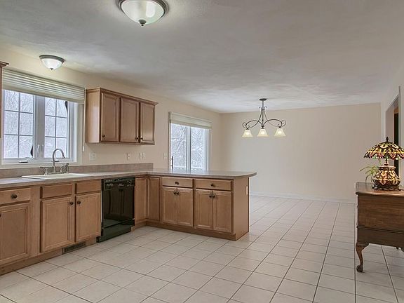 3rd image of 21 Andrea Dr