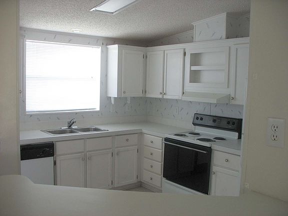 3rd image of 14328 Nieves Cir