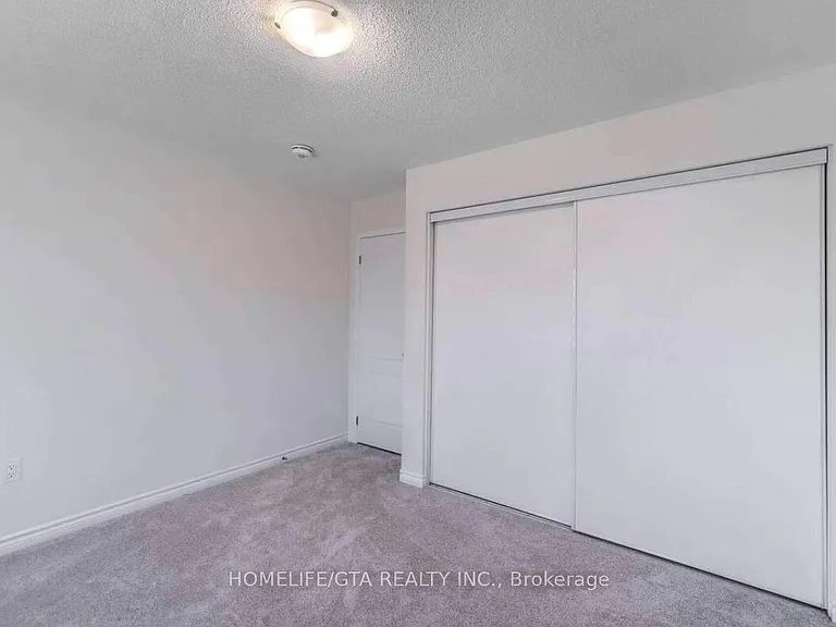 30 Circus Cres — Photo 12