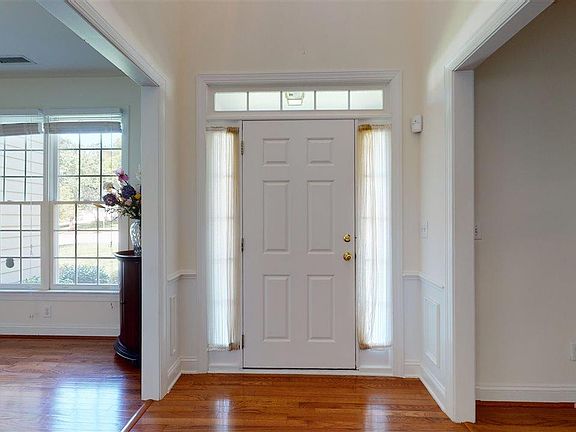 5th image of 705 Country Club Dr