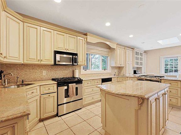 3rd image of 4 Weston Pl