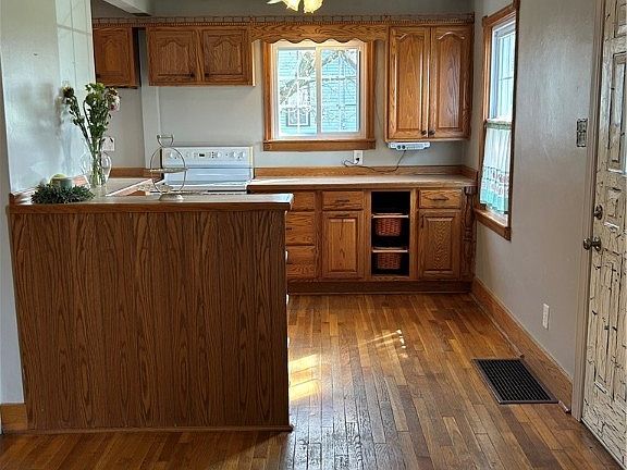 4th image of 768 Champion Ave W