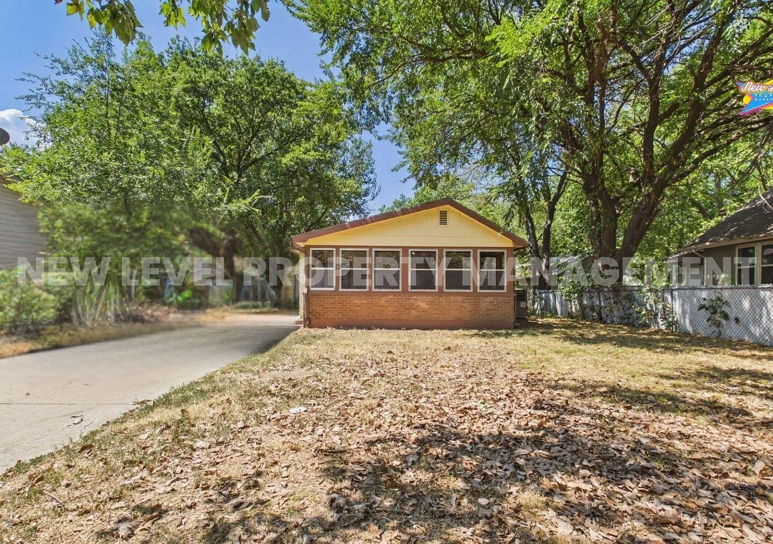 323 N Elizabeth St — Photo 1