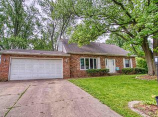 1602 Summit Dr, Pekin, IL