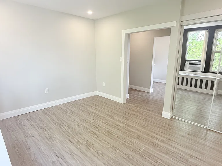 1495 Gladstone Ave #302 — Photo 5