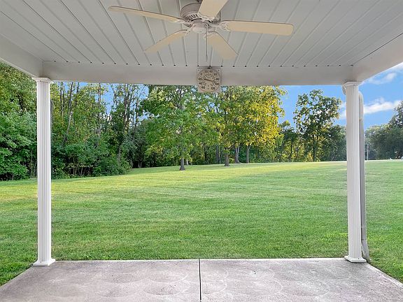 3rd image of 907 Oakbrook Dr