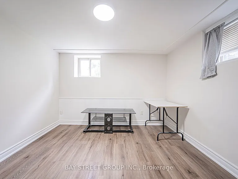538 Queens Dr #BASEMENT — Photo 20