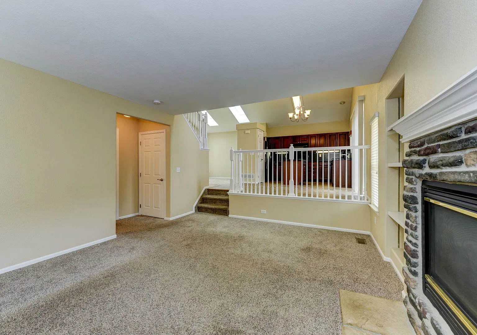 Beautifully Updated 3-Bed Home in Arapahoe Ridge Prime Location Near Lake & Downtown — Photo 2