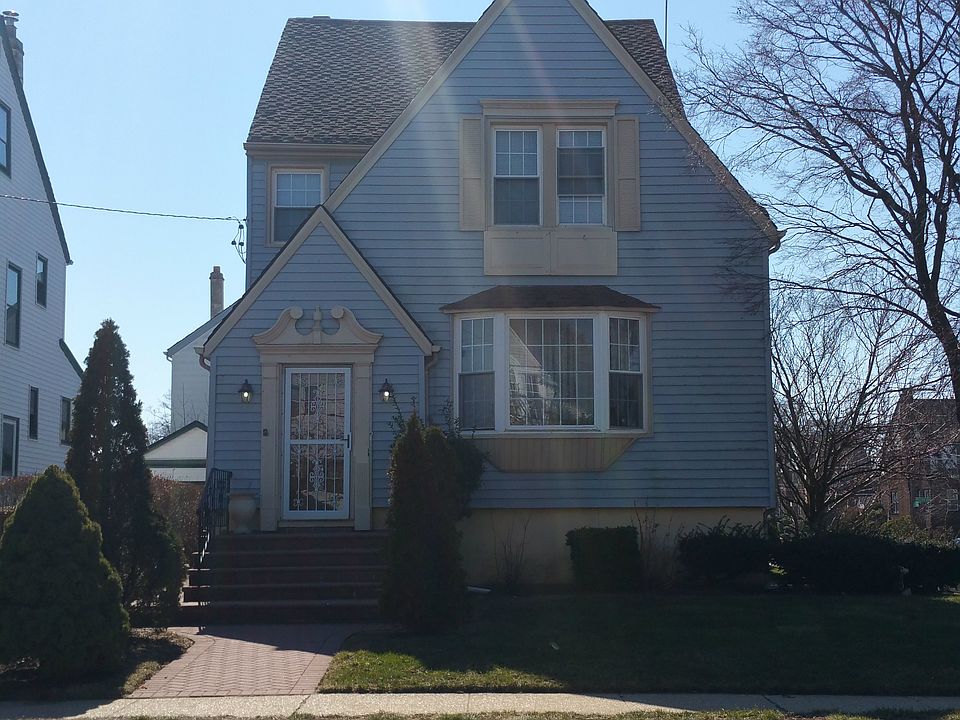 1st image of 120 Ave 218 St