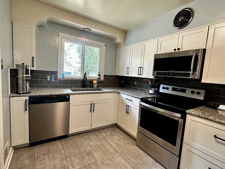 1415 N Franklin St — Photo 8