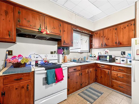 4th image of 745 Wood St
