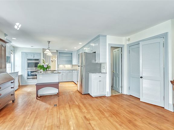 5th image of 25 Rochester St