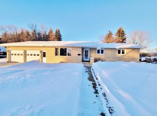 822 3rd St SW, Rugby, ND 58368