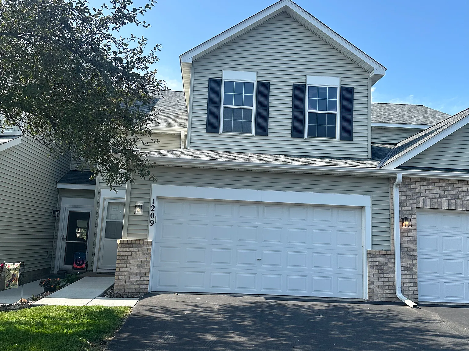3 bed, 1635 sqft, $2,450 — Photo 1