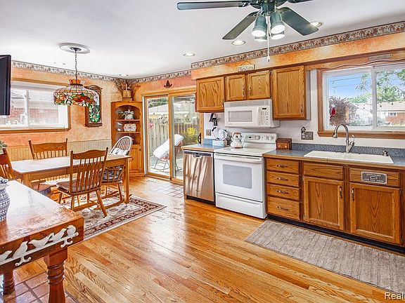 5th image of 9059 Headley Dr