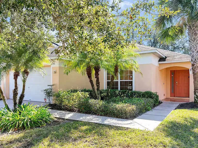 1095 Seasons Blvd — Photo 1