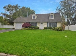 7 Cedar Ridge Dr, Ridge, NY 11961