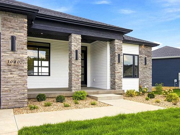 3rd image of 3040 Ridgeview Cir