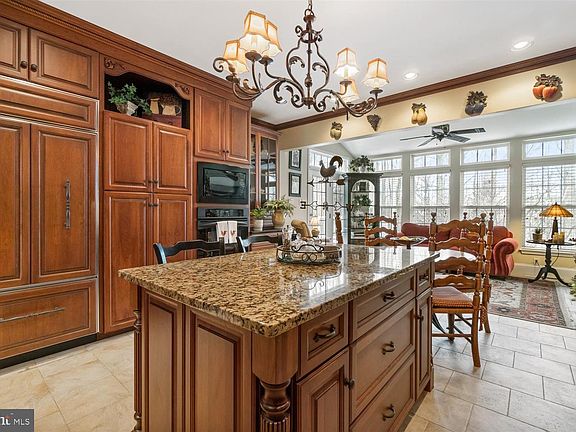 3rd image of 115 Teapot Ct