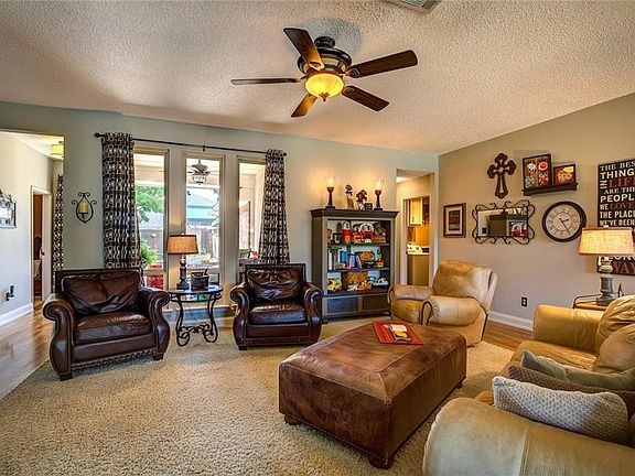 3rd image of 6813 Silverlake Dr