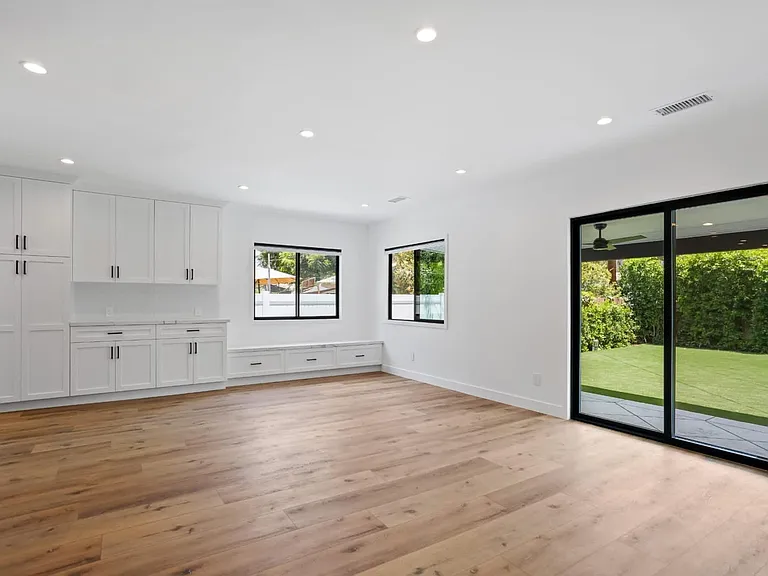 6942 Wystone Ave — Photo 9