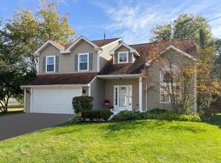 139 N Crooked Lake Ln, Lindenhurst, IL 60046