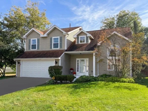 139 N Crooked Lake Ln, Lindenhurst, IL 60046