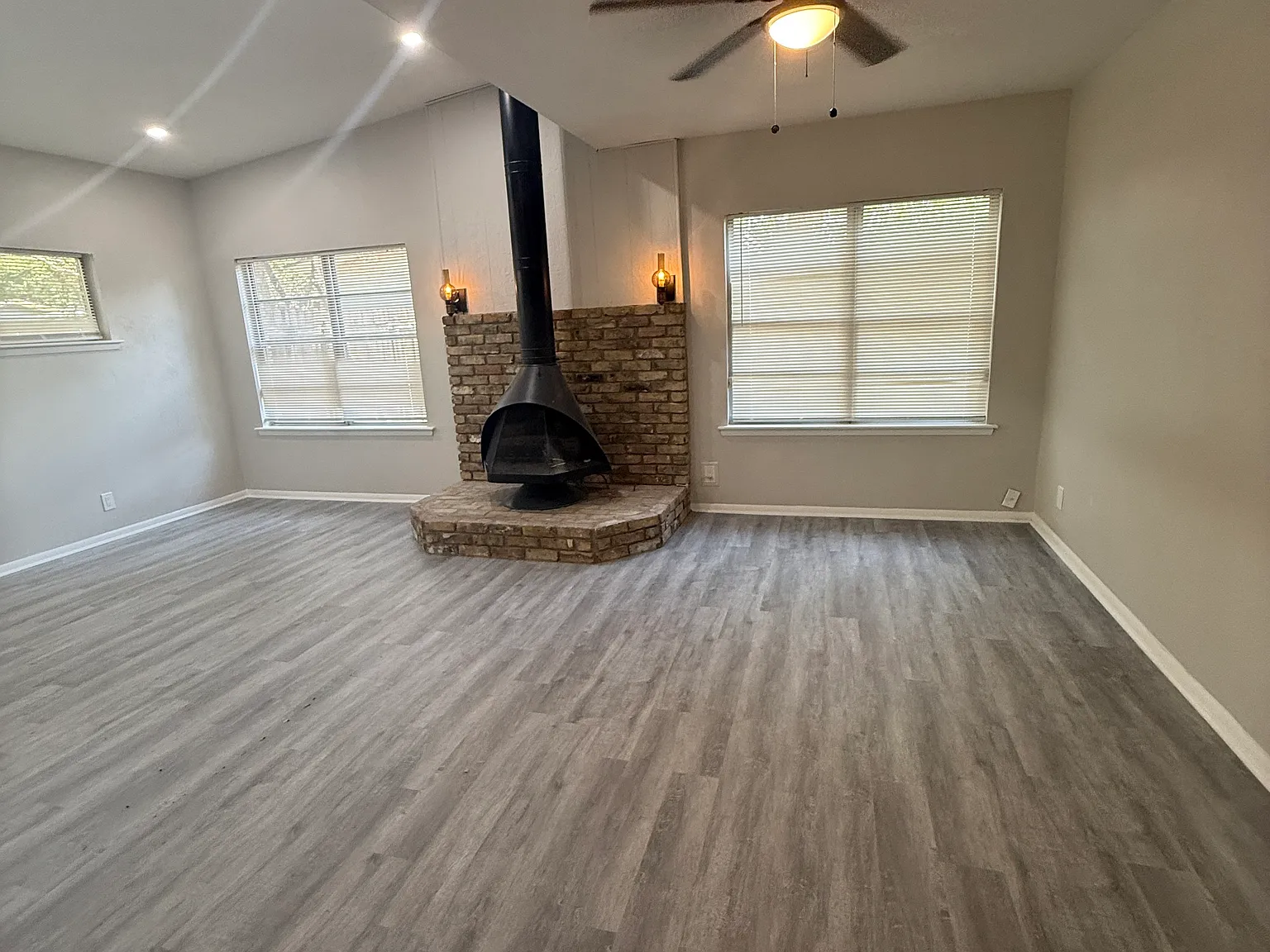 3 bed, 1661 sqft, $2,400 — Photo 2
