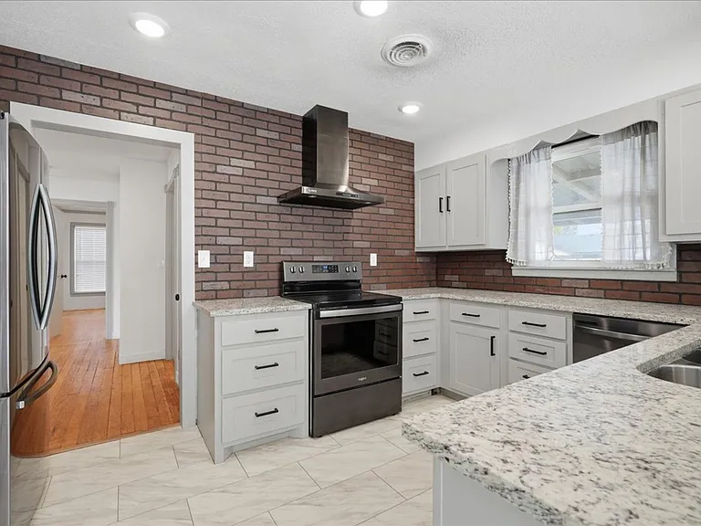 1011 Walnut St — Photo 1