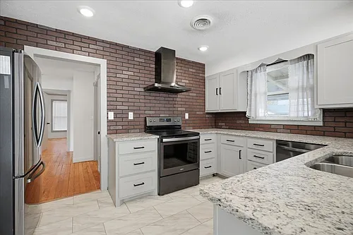 1011 Walnut St Photo 1