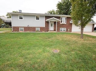 921 Olde Farm Rd, Troy, IL 62294