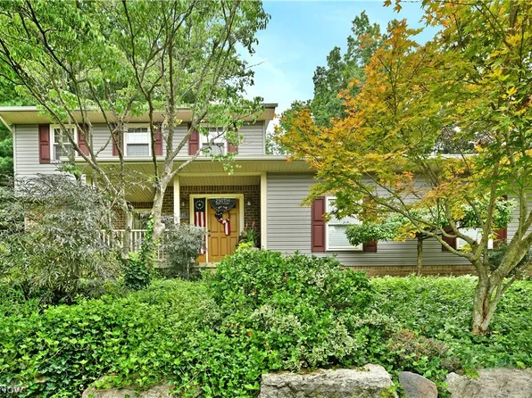 541 Stoneybrook Ln, Canfield, OH 44406