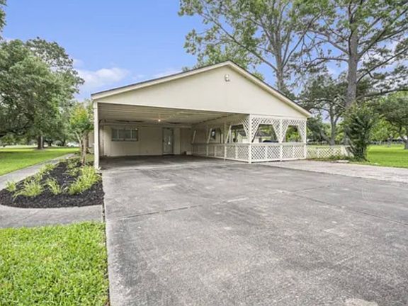 2nd image of 902 Clover Ridge Ave