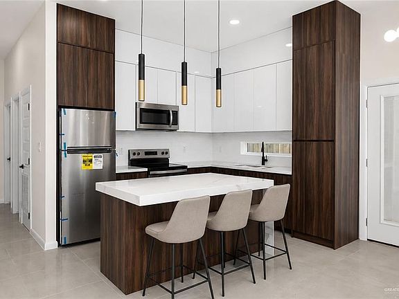3rd image of 916 Glory St #15-C