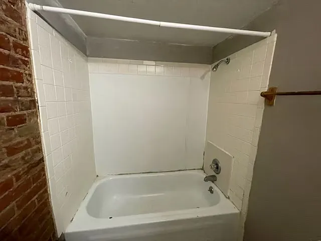 711 E Burlington St #1 — Photo 6