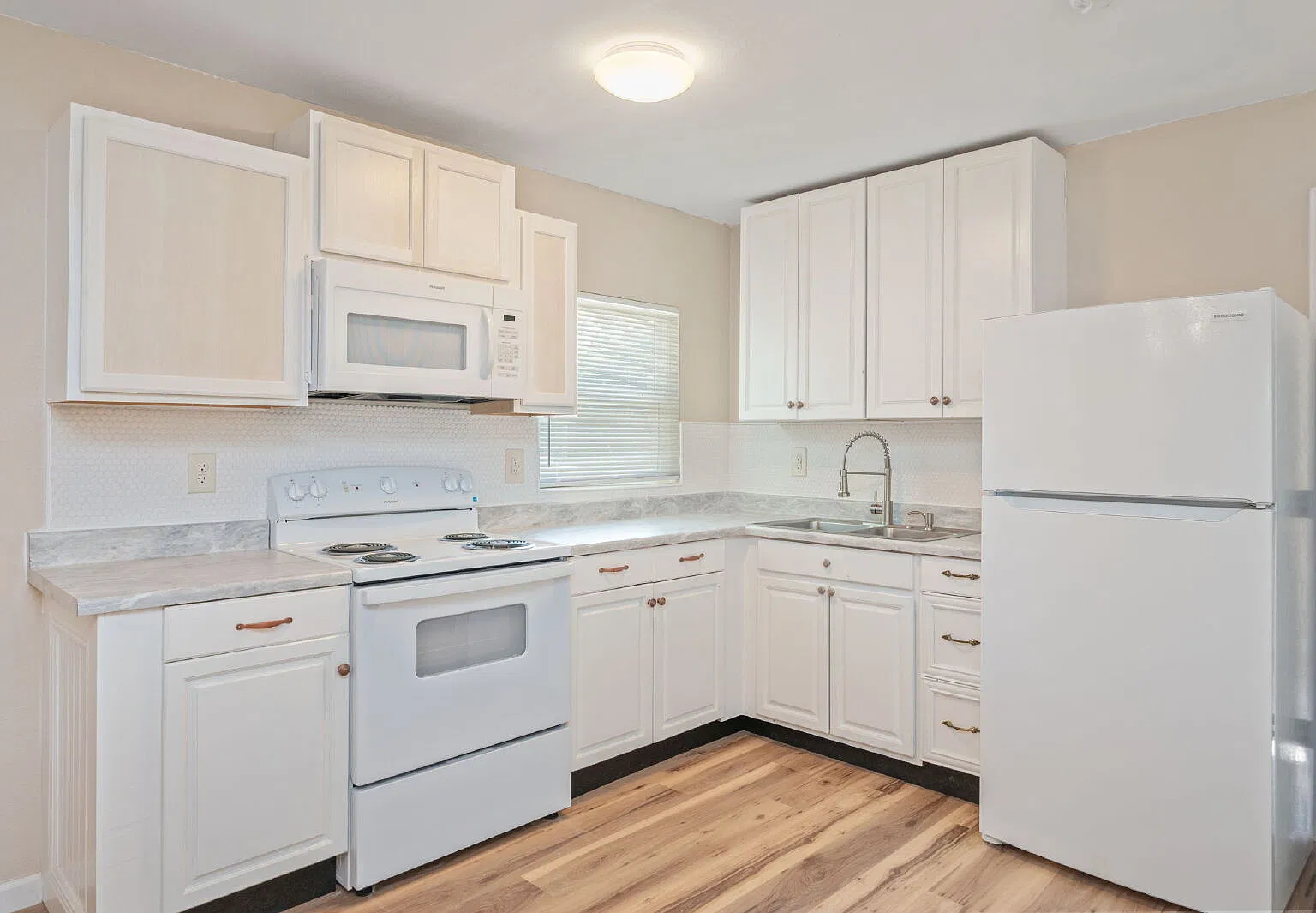 2 bed, 1.0 bath, 800 sqft, $1,600 — Photo 2
