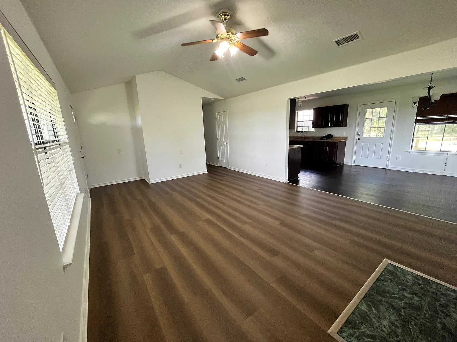 3 bed, 1274 sqft, $1,800 — Photo 2