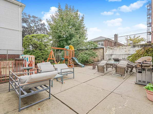 33 Manhattan Court image 30 of 32