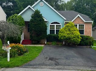 13 Colonial Ct, Upper Chichester, PA 19061