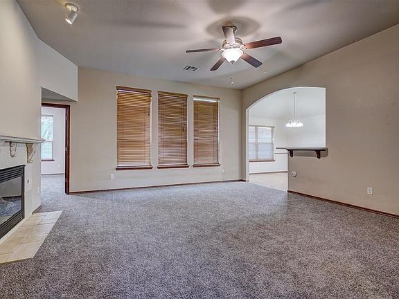 4th image of 2504 Black Oaks Cir
