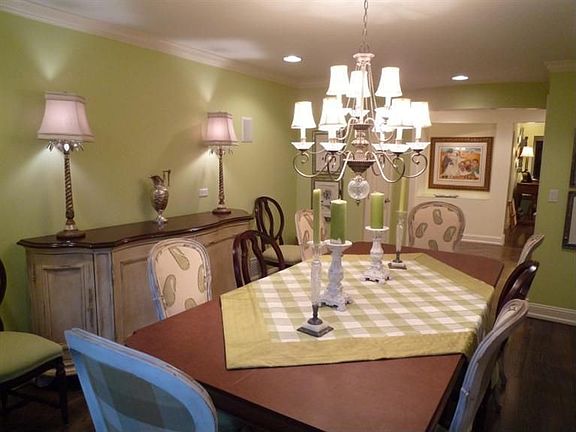 Hardwood floors, crown molding detail