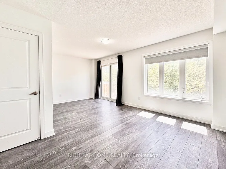 16 Blue Forest Cres — Photo 18