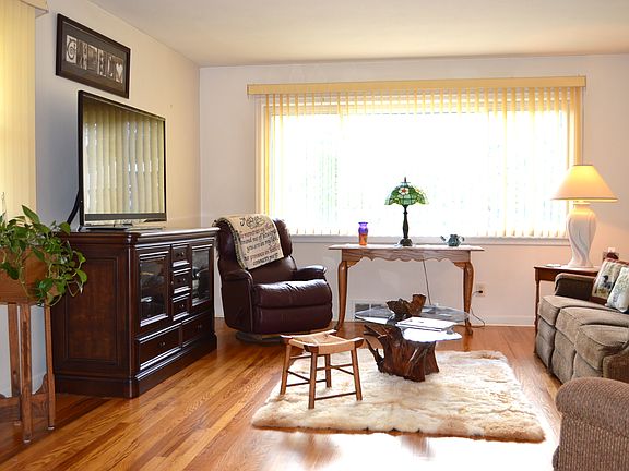 Living Rm  (large window)